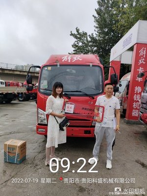 賀葉師傅喜提虎VR 110馬力倉(cāng)柵式載貨車(chē)，開(kāi)啟日用百貨銷(xiāo)售新征程
